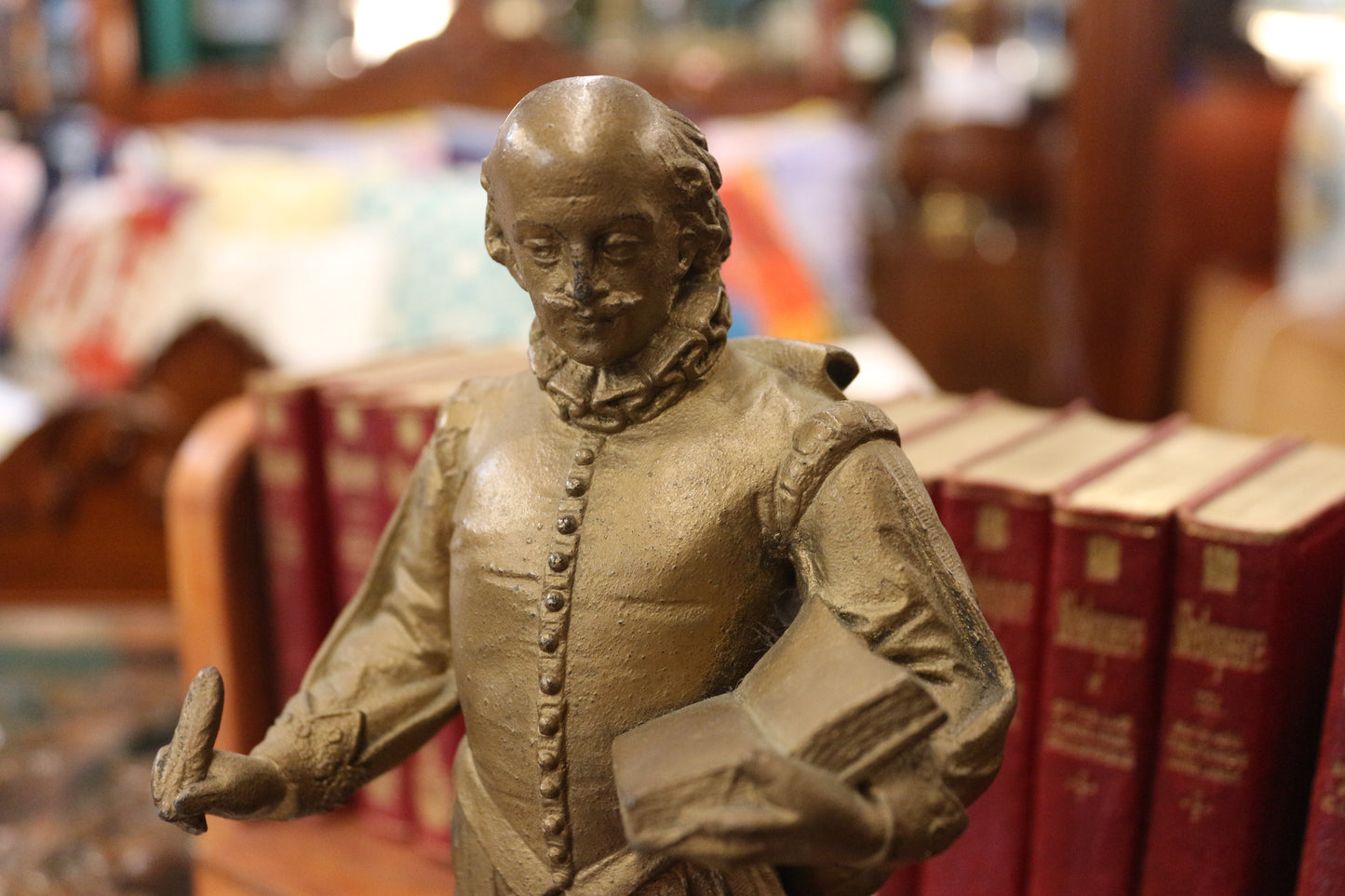 英國｜莎士比亞詩集、書架、銅製雕像