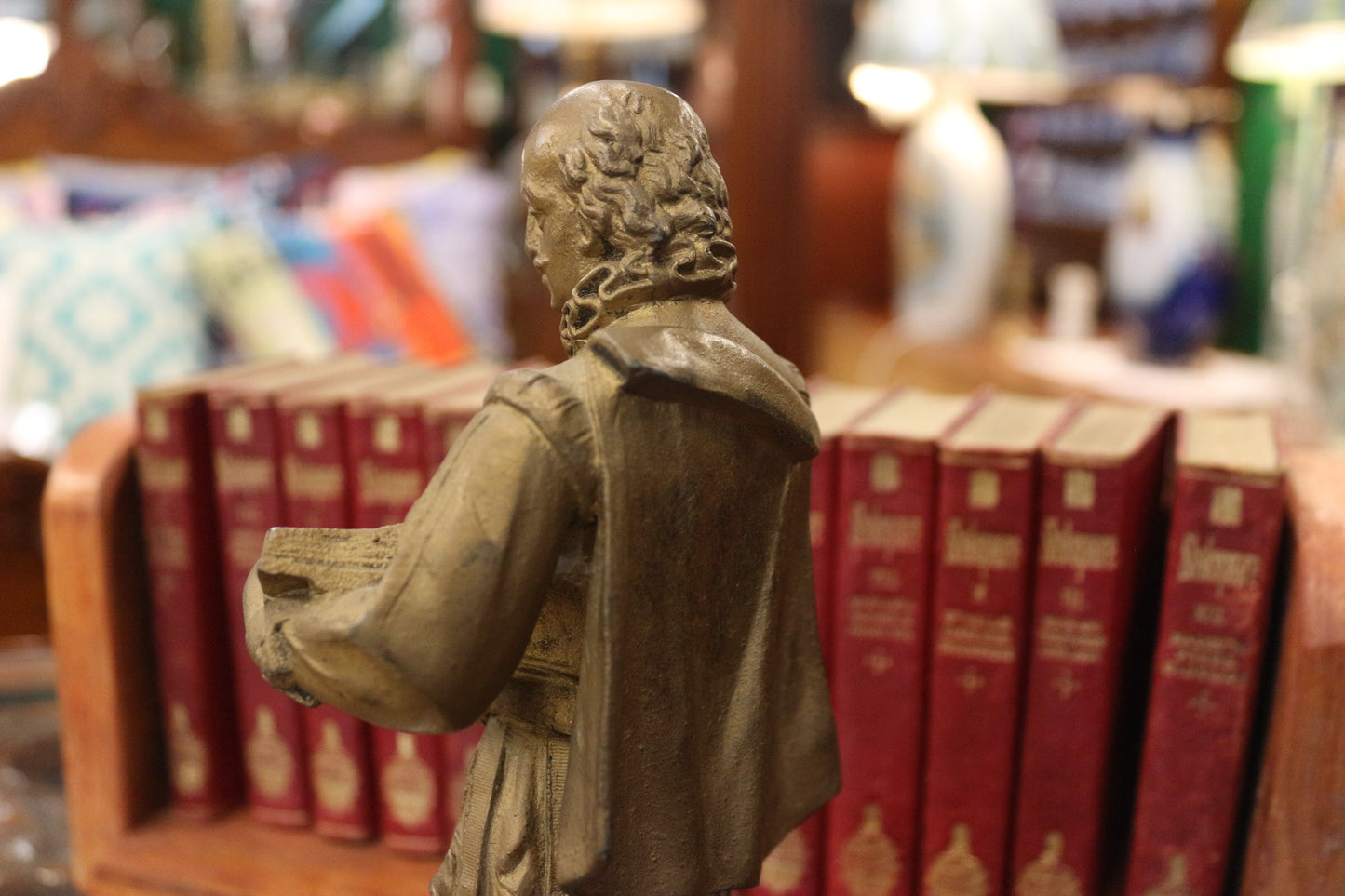英國｜莎士比亞詩集、書架、銅製雕像